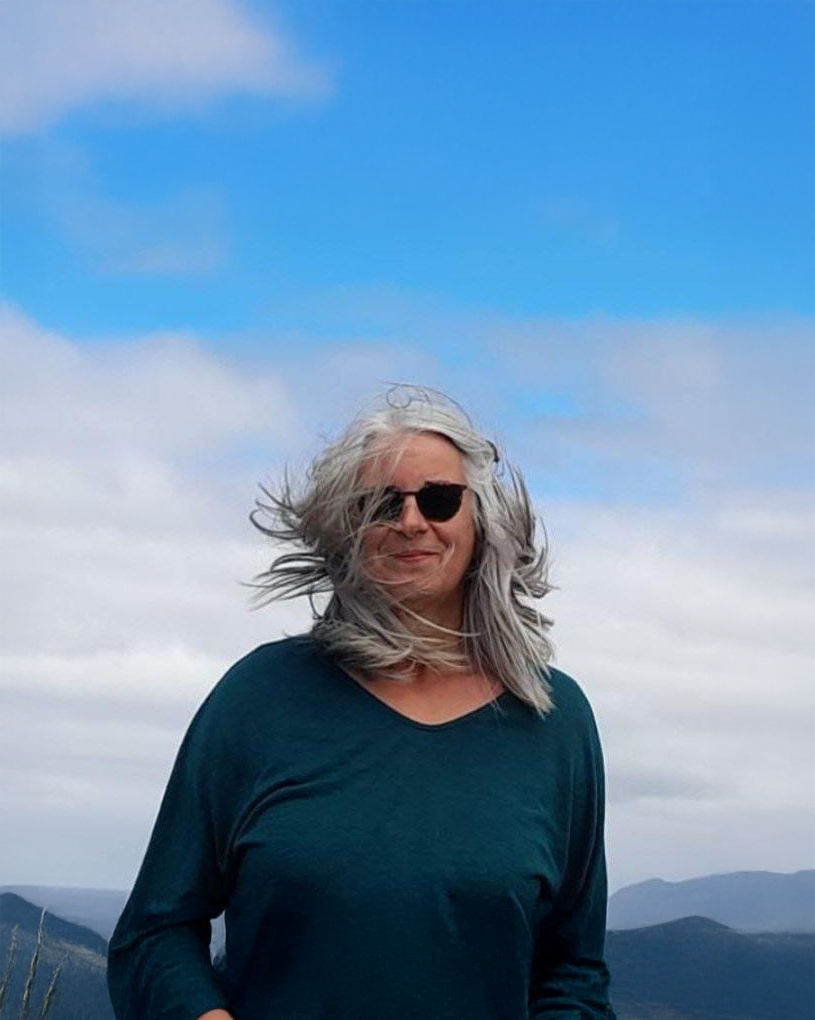Lioba Reuter vor weiter Berglandschaft unter freiem Himmel